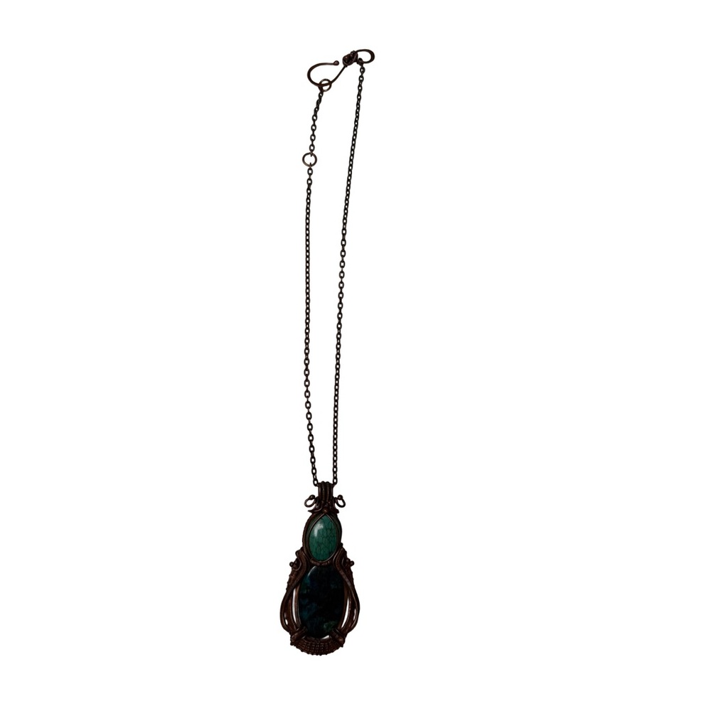 Elegant Green and Black Pendant Necklace